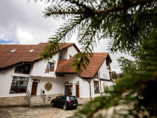 PENSIUNEA MONTI CHALET.