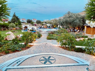 Caesars Gardens Hotel & Spa