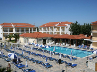 Village Inn Studios & Family Apartments