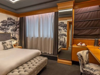 Hotel White