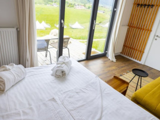 Ursa Mica Glamping Resort