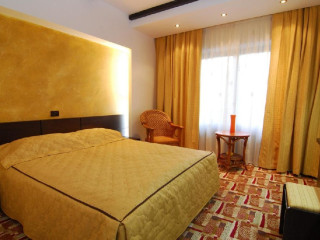 Casa Iris-Hotel si Restaurant