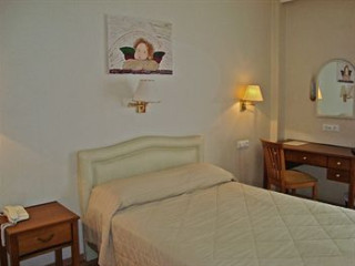 LONDON HOTEL - GLYFADA