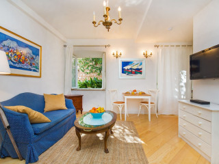 STEPS OLD TOWN APARTMENTS BY IRUNDO