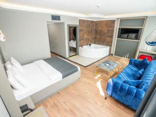 216 RUBY SUITE