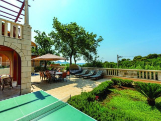 VILLA ANKA - FIVE-BEDROOM VILLA WITH TERRACE AND SWIMMING POOL