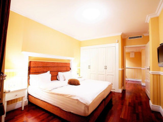 QUEENS COURT HOTEL  RESIDENCE