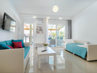 Palapart Gikas Studios and Suites