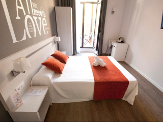 Live Barcelona Hostal