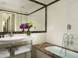 Leons Place Hotel