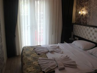 HOTEL BROKEN COLUMN
