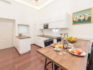 MUSIC ACADEMY SUITE CAFÉ VIAN APARTMAN KFT