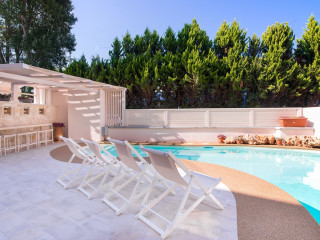 Neikos Luxury Suites