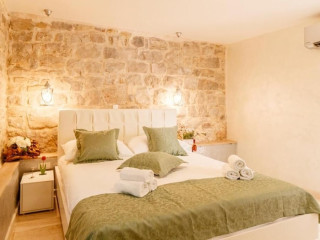 STONE HOUSE LUXURY ROOMS