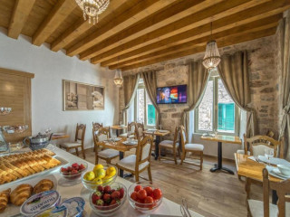 SPLIT LUXURY ROOMS VILLA