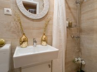 BUDAPEST HOLIDAYS FASHION