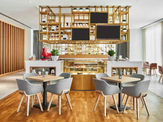 Hilton Garden Inn Dubai, Mall Avenue