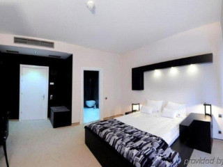 Plaza V Executive Hotel