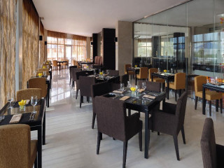 Movenpick Hotel Jumeirah Lakes Towers