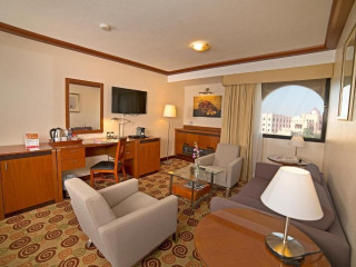 Ramada By Wyndham Hotel si Formula 1 Grand Prix Ticket