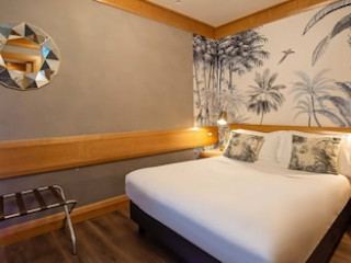 Hotel White