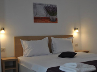 Efo Rooms