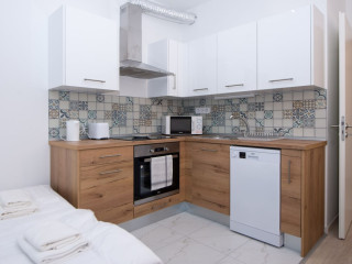 WATERFRONT CITY APARTMENTS BY URBANRENT