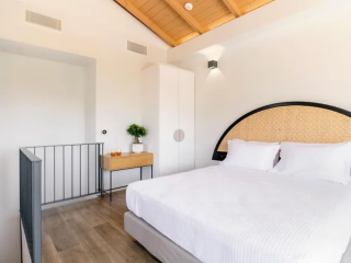 13 Keys Suites