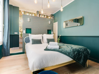 THE CHARMING TROCADERO EIFFEL TOWER