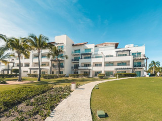 ENJOY THE OCEAN VIEW FROM YOUR STUDIO AT PUNTA PALMERA