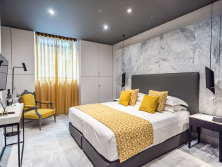 33 Solonos Suites