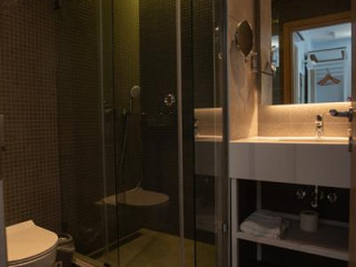 8 Boutique Suites