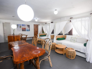 8 Colors Beach House Resort