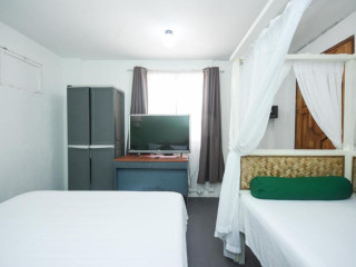 8 Colors Beach House Resort
