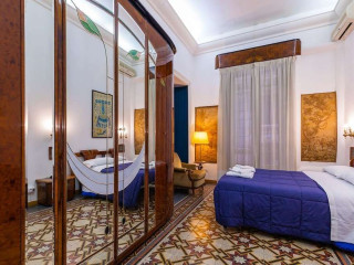 A DUE PASSI DAL LUNGOMARE DI MERGELLINA