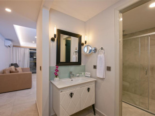 A Suite Side