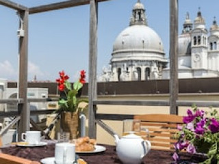 ACCADEMIA CHARM APARTMENTS