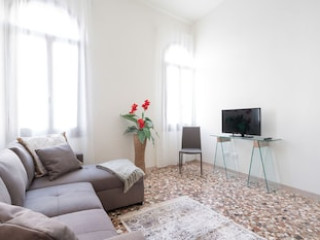 ACCADEMIA CHARM APARTMENTS