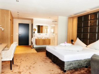 Alpenhotel Fall in Love