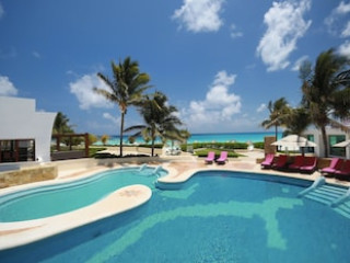 ALTITUDE BY KRYSTAL GRAND PUNTA CANCUN ALL INCLUSI