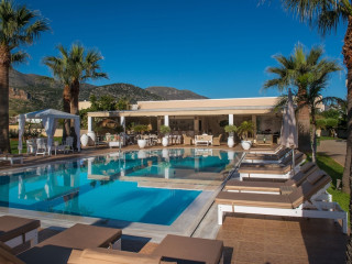 AMMOS BOUTIQUE APARTMENTS AND SUITES