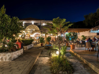 Aphrodite Studios & Apartments