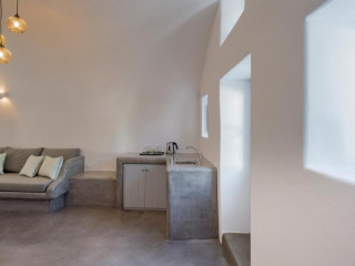 Aqua Serenity Santorini Luxury Suites