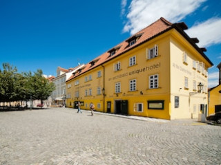 ARCHIBALD AT CHARLES BRIDGE