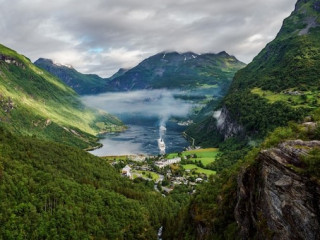 ARCTIC CIRCLE CRUISE 