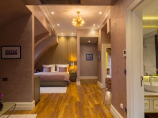 ART GALLERY HOTEL