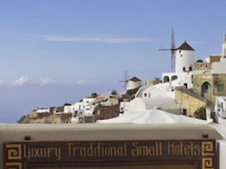 ART MAISONS ASPAKI OIA CASTLE