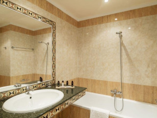 Canvas by Mitsis Petit Palais 