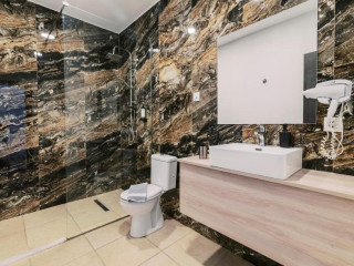 BAMBOO BOUTIQUE SUITES - ADULTS ONLY