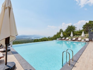 BAYVIEW HILLS LUXURY RESIDENCES